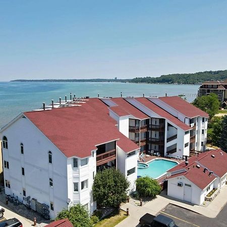 Beachside 216 With Pool Hot Tub And Private Deck Overlooking East Bay Traverse City Esterno foto