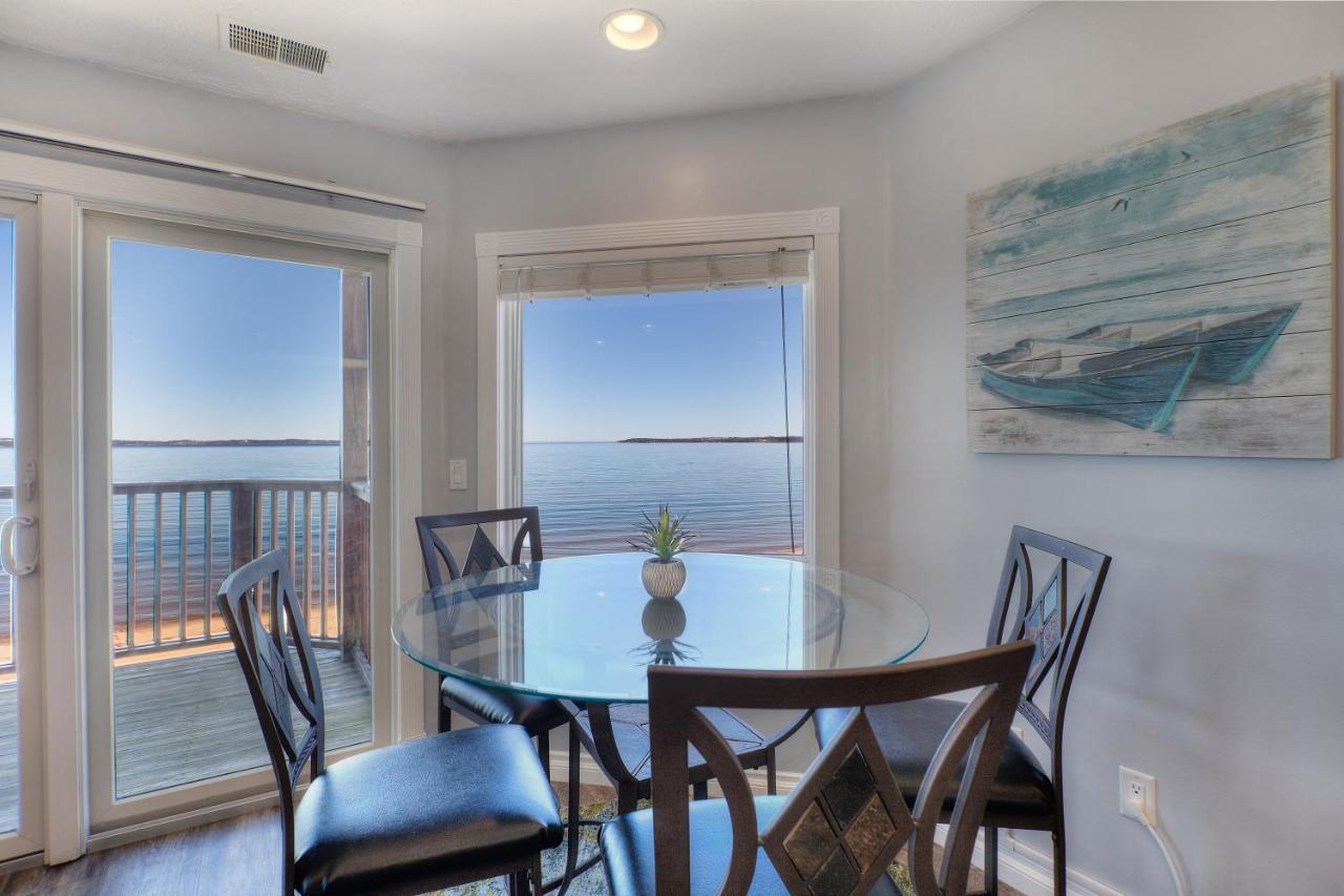 Beachside 216 With Pool Hot Tub And Private Deck Overlooking East Bay Traverse City Esterno foto