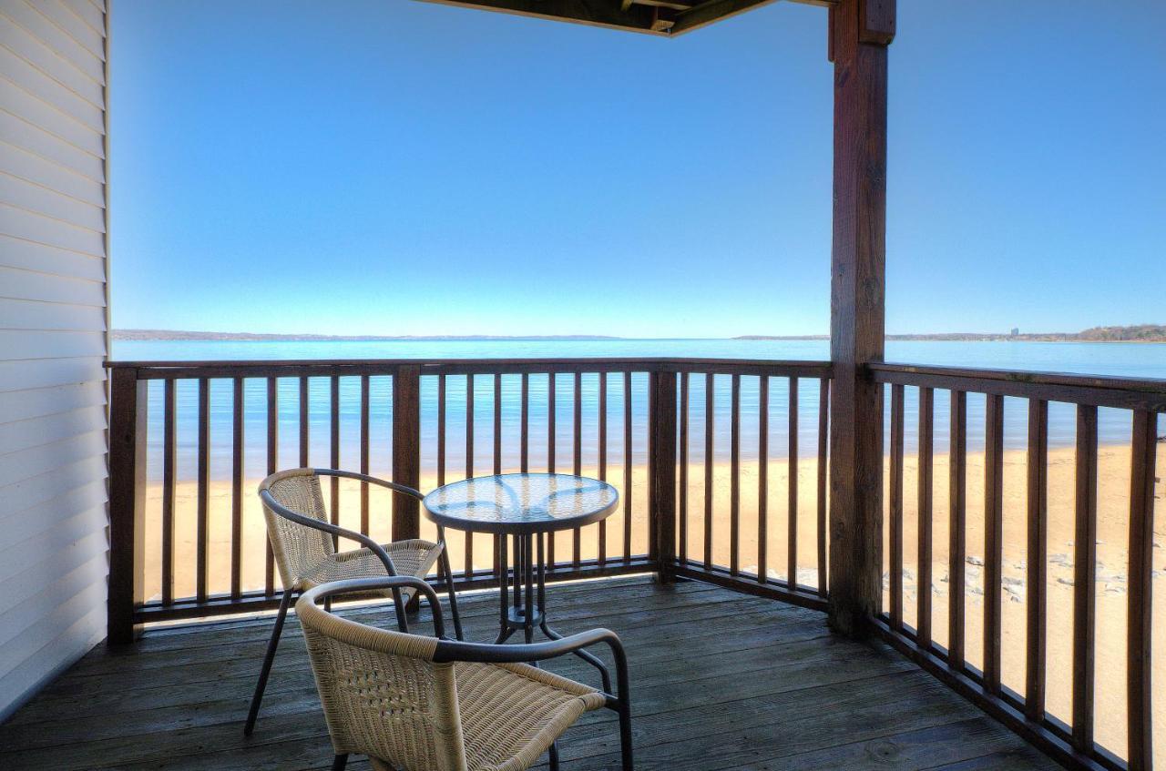 Beachside 216 With Pool Hot Tub And Private Deck Overlooking East Bay Traverse City Esterno foto