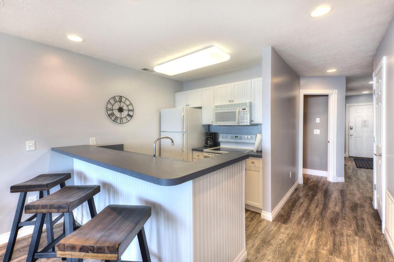 Beachside 216 With Pool Hot Tub And Private Deck Overlooking East Bay Traverse City Esterno foto