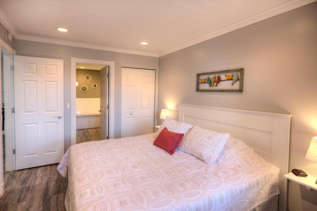 Beachside 216 With Pool Hot Tub And Private Deck Overlooking East Bay Traverse City Esterno foto