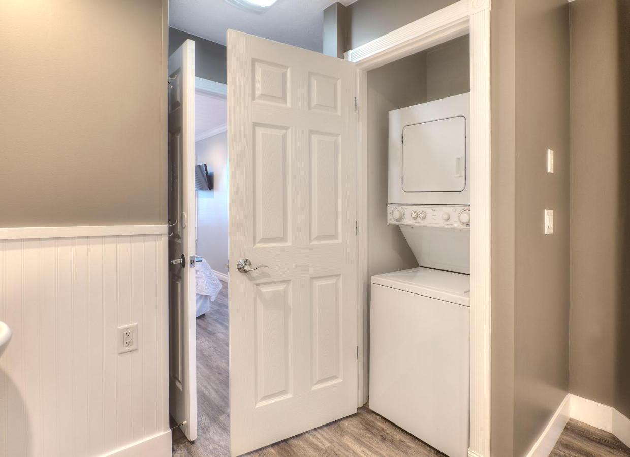 Beachside 216 With Pool Hot Tub And Private Deck Overlooking East Bay Traverse City Esterno foto