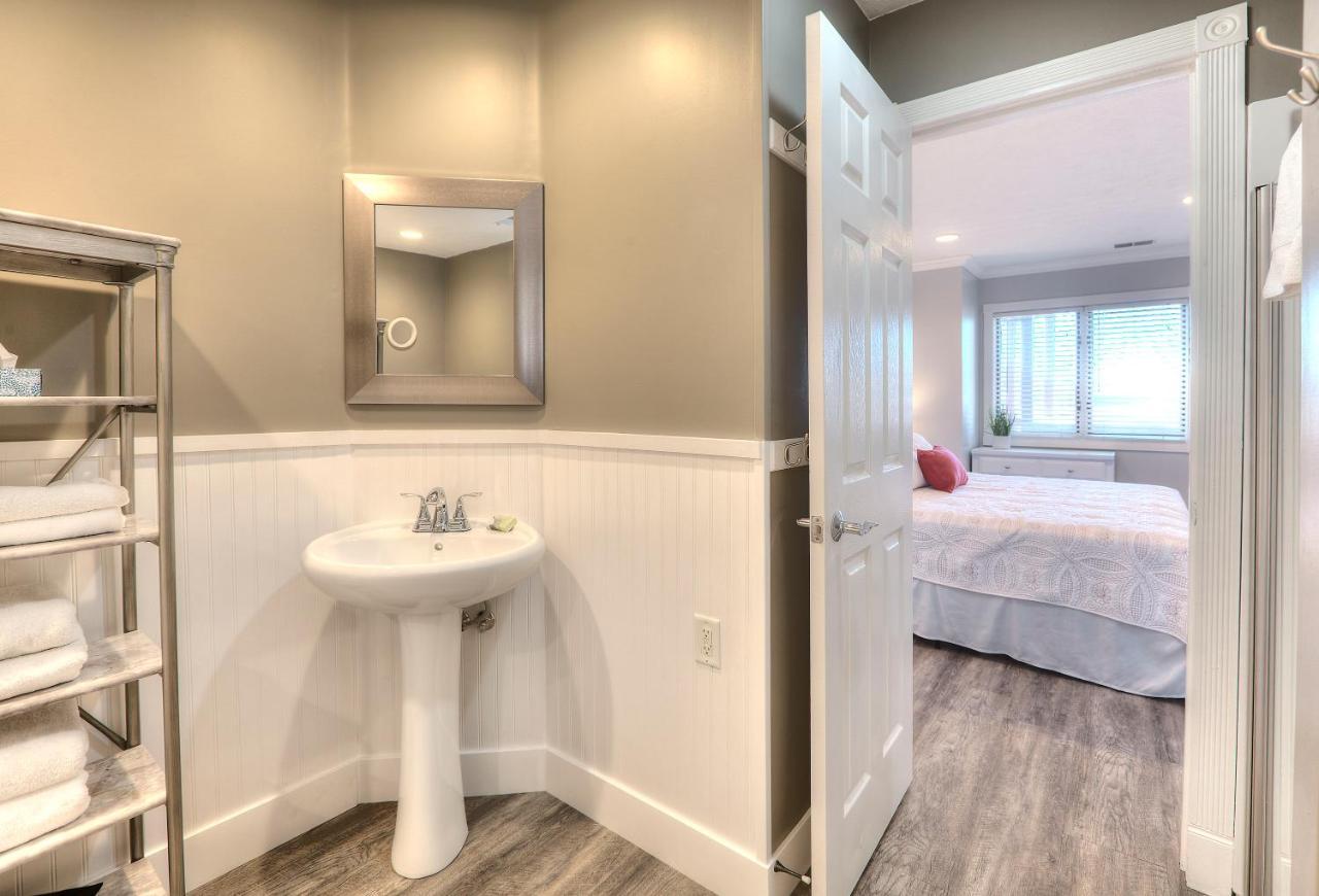 Beachside 216 With Pool Hot Tub And Private Deck Overlooking East Bay Traverse City Esterno foto