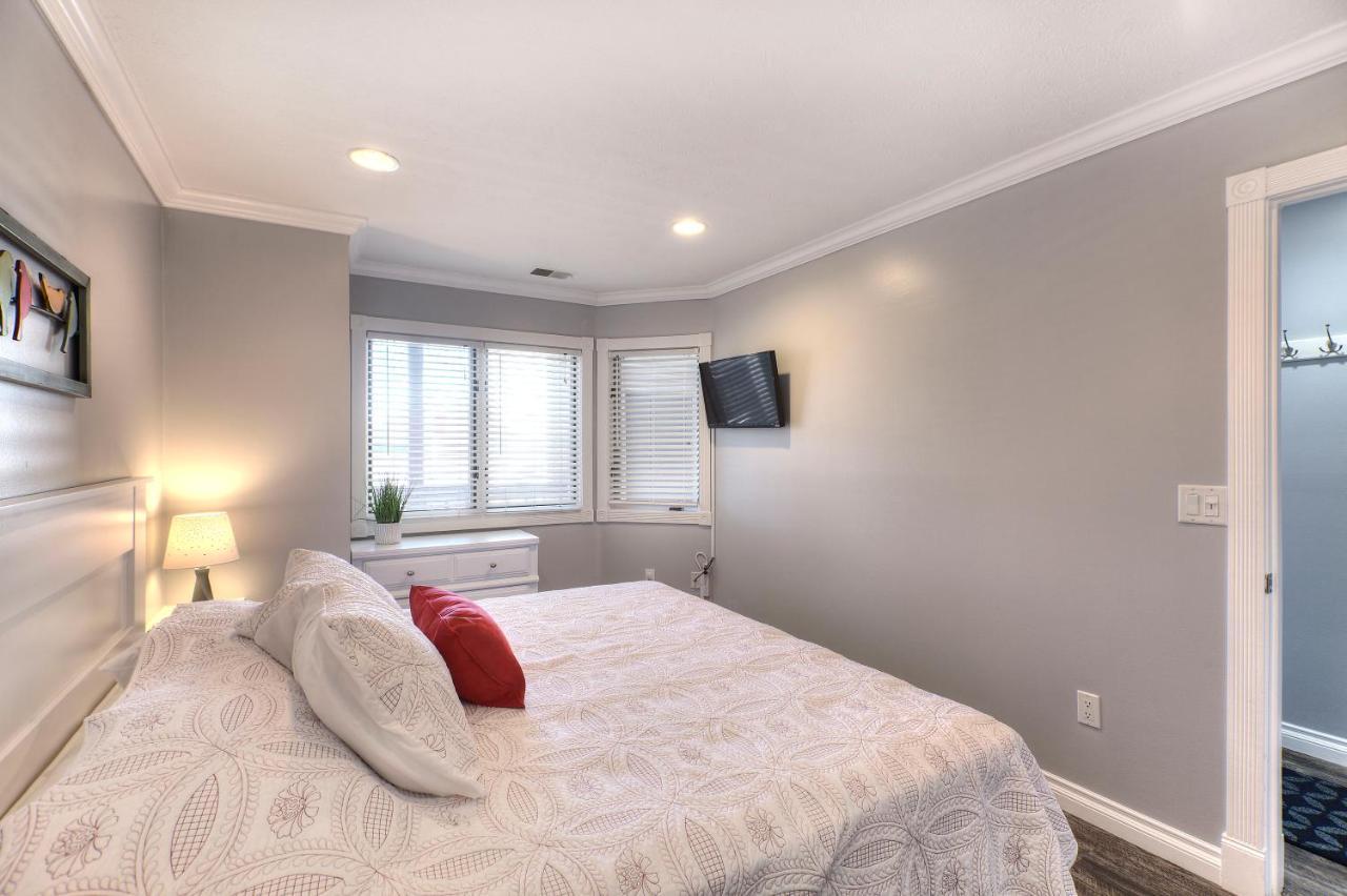 Beachside 216 With Pool Hot Tub And Private Deck Overlooking East Bay Traverse City Esterno foto