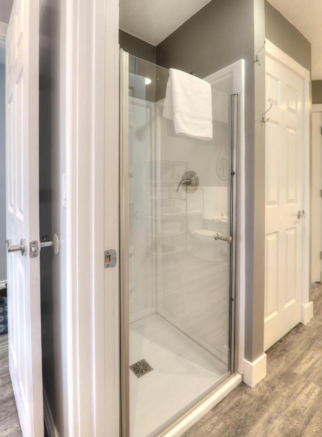 Beachside 216 With Pool Hot Tub And Private Deck Overlooking East Bay Traverse City Esterno foto