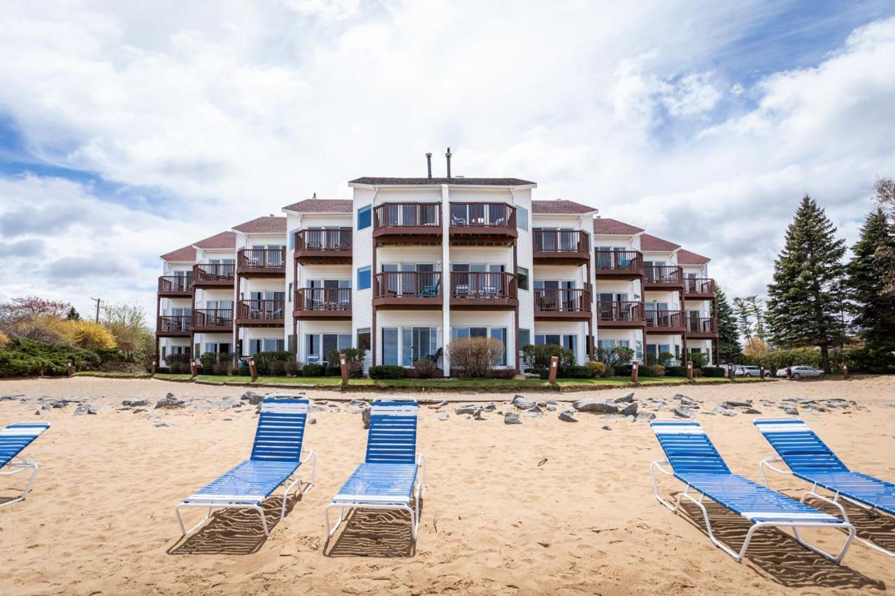 Beachside 216 With Pool Hot Tub And Private Deck Overlooking East Bay Traverse City Esterno foto